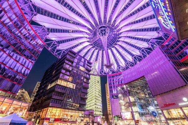 A Sony Center a modernizmus épülete