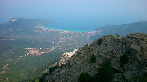 Kilátás a csúcsról, háttérben a Golden és Skala Potemia Beach