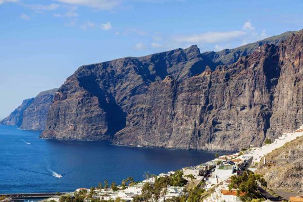 Los Gigantes hatalmas sziklái népszerű turistalátványosság