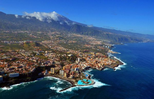 Puerto de la Cruz városa, háttérben a Teide hegycsúcsával
