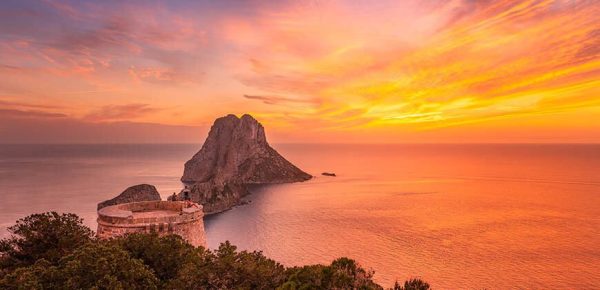 Es Vedra szigete is Ibiza látnivalók közé tartozik