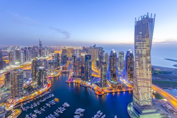 A Dubai Marinát sétálva és villamossal is körbejárhatjuk