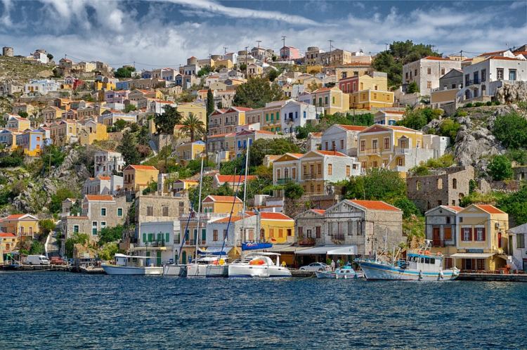 Symi óvárosa a kikötő felett van