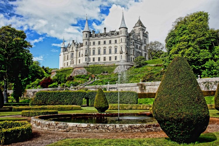 A kastélyhoz csodaszép francia kert is tartozik