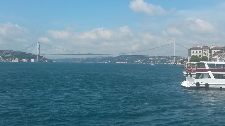 A Boszporusz-híd felé visz a hajó