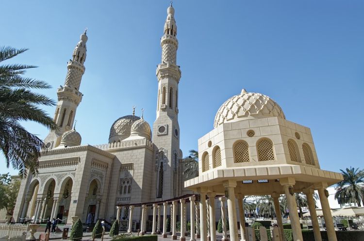 A Jumeirah mecsetbe a turisták is bemehetnek