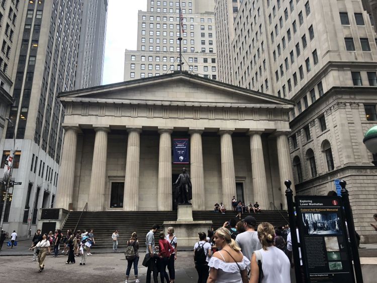 A Federal Hall, előtte a George Washington szobor