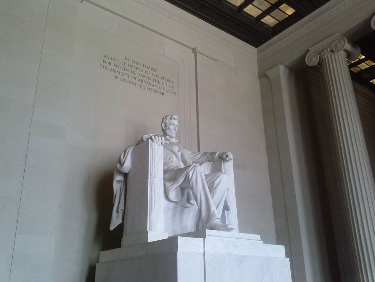 Az épületben üldögél Lincoln