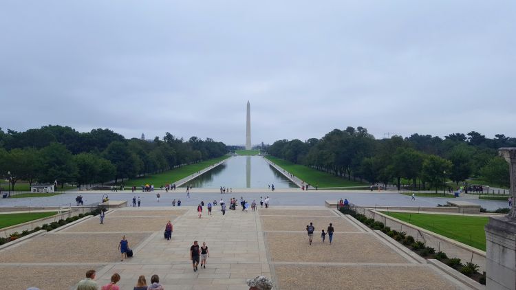 A tükörmedence, távolabb pedig a Washington emlékmű