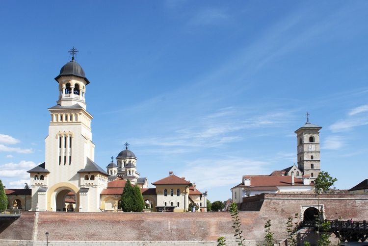 A város székesegyházában találhatóak az erdélyi fejedelmek és Hunyadiak síremlékei