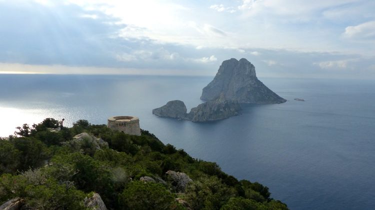 Es Vedra szigete is Ibiza látnivalók közé tartozik