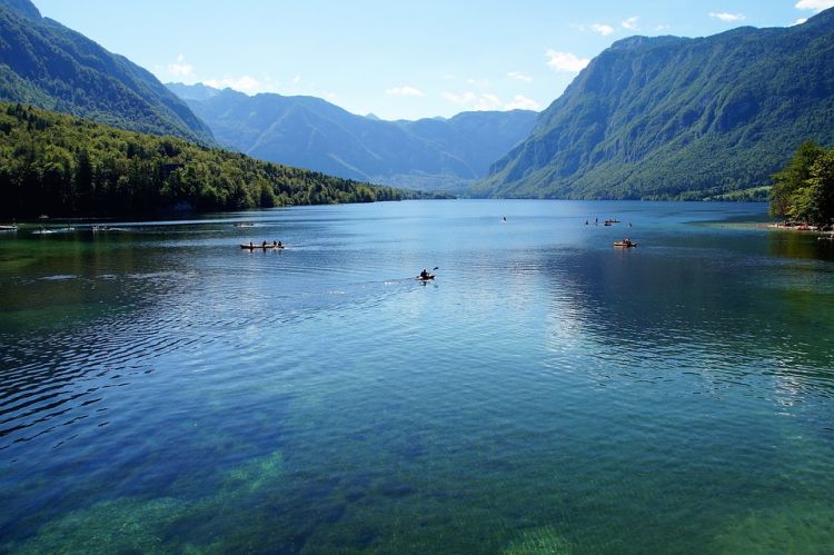 Szlovénia legnagyobb természetes tava népszerű vízi sportos hely