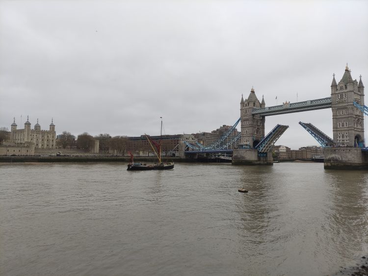 Felnyitott híd, balra a Tower London 