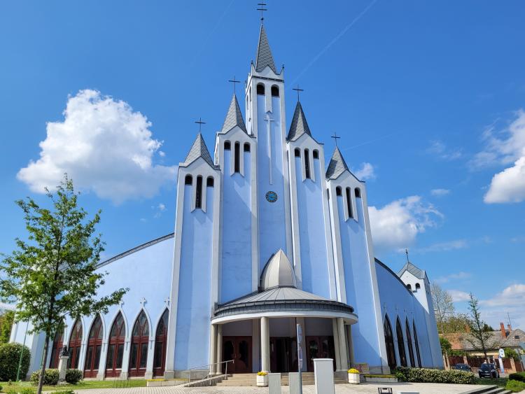 A templom a modernitást tükrözi