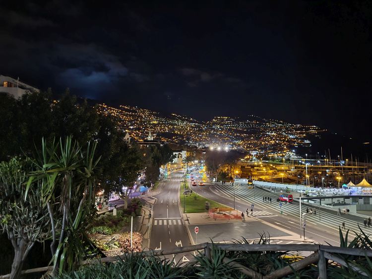 Funchal hegyoldala kivilágítva