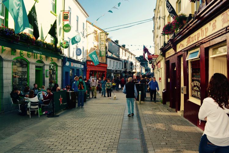 Galway pezsgő, színes kisváros a nyugati partvidéken
