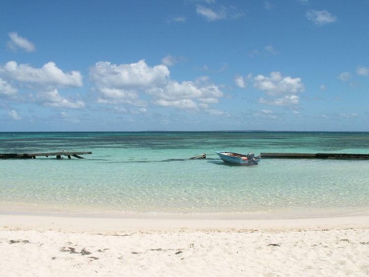 Guadeloupe is tartogat fehér homokos tengerpartot