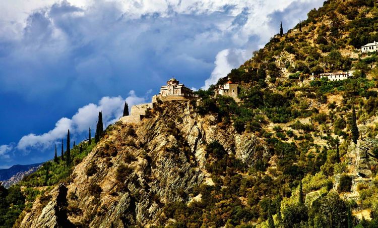 Az Athosz-hegy félszigete szinte külön állam, ahol sok kolostor található