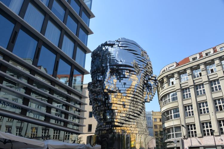 A mozgó szobor Prága látnivalók egyik legnépszerűbbje