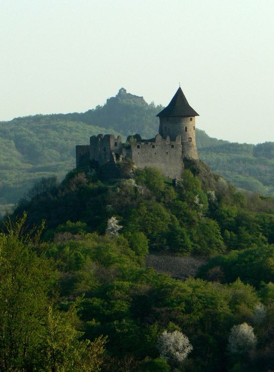 A vár szinte a magyar-szlovák határon van
