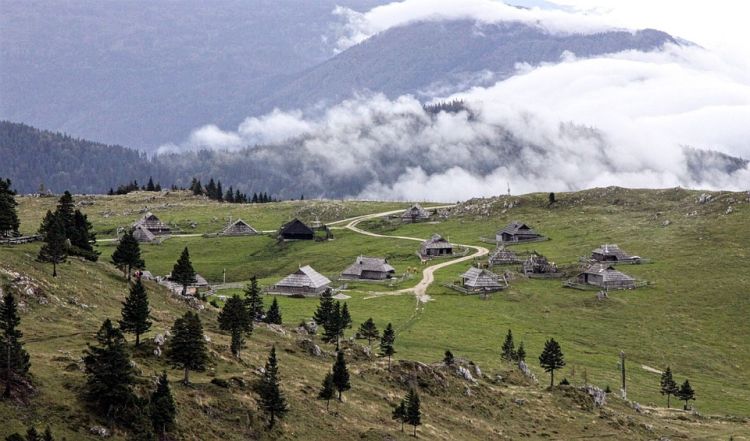 Az alpesi vidéken szlovén építészeti stílusú fakunyhókat láthatunk