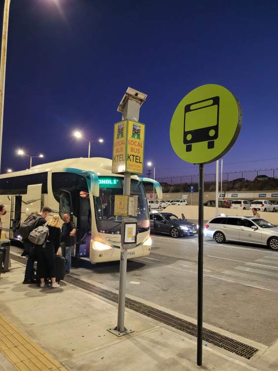 A reptéren a kijárattól balra elindulva találjuk a buszmegállót