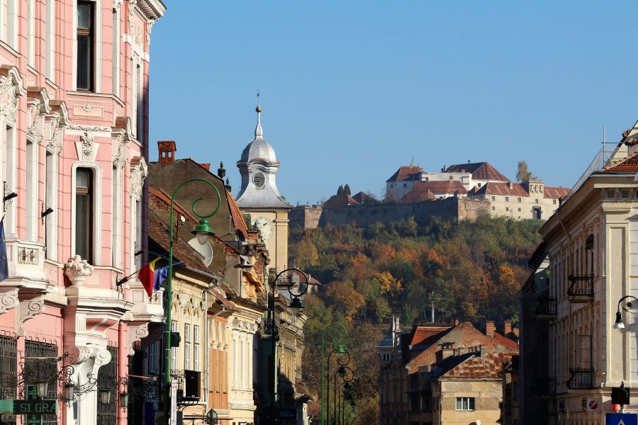 A város felett magasodik az erőd