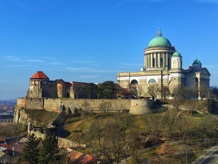 A bazilikával együtt impozáns látképet nyújt