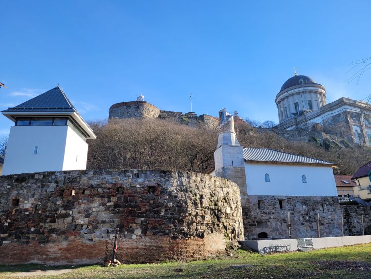 Balra a torony, jobbra a dzsámi