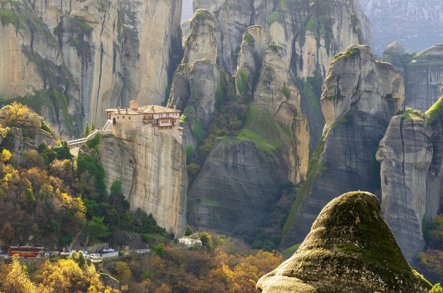 A sziklákon kolostorok állnak