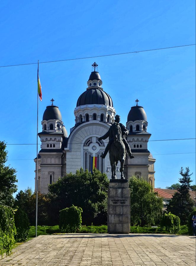 A Rózsák tere végében áll