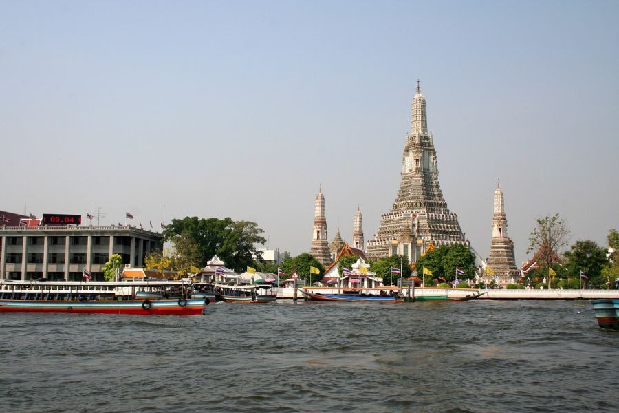 A Wat Arun messziről látszik