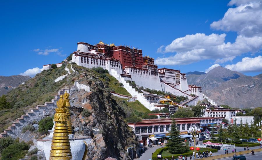 Impozáns épület a dalai láma egykori székhelye