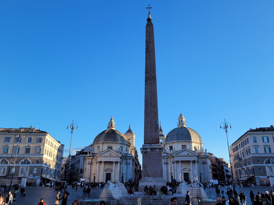 A tér közepén egy obeliszk van