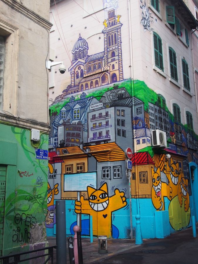 Tele van a negyed graffitikkel
