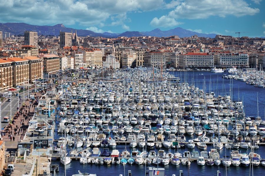 A kikötőben mindig rengeteg a yacht