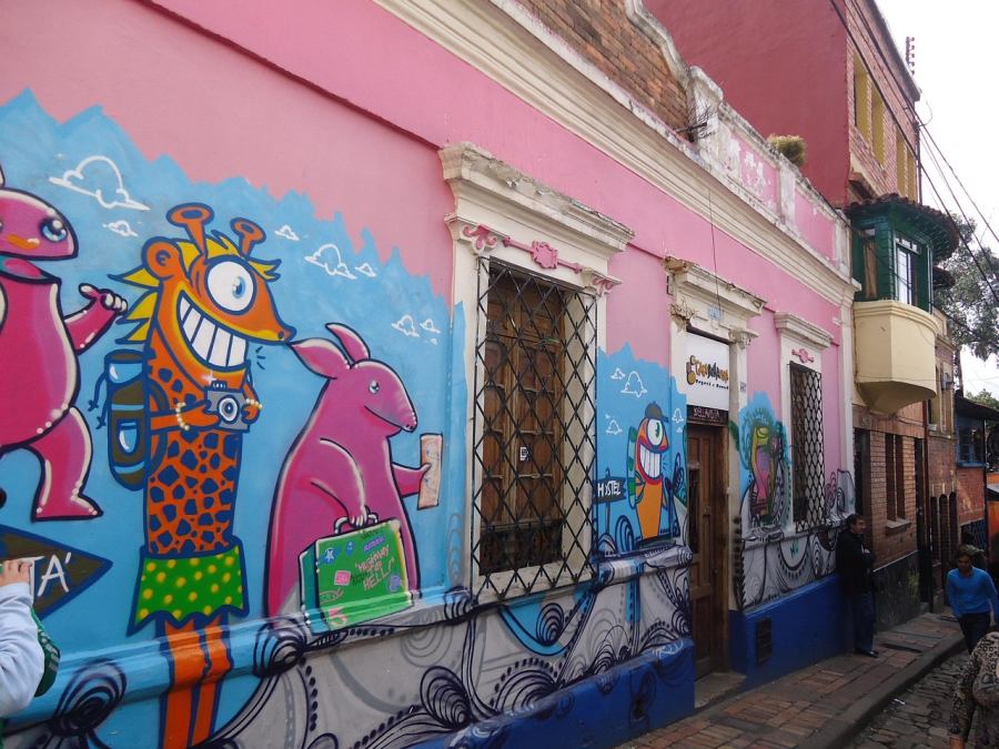 Rengeteg graffitit láthatunk itt