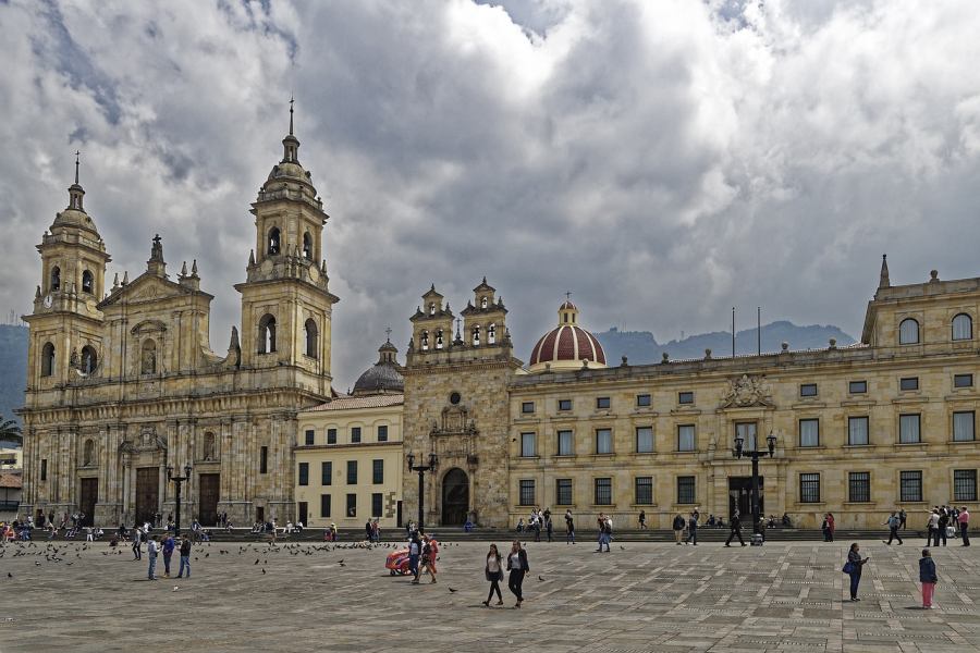 A katedrális a Plaza de Bolivar-t uralja