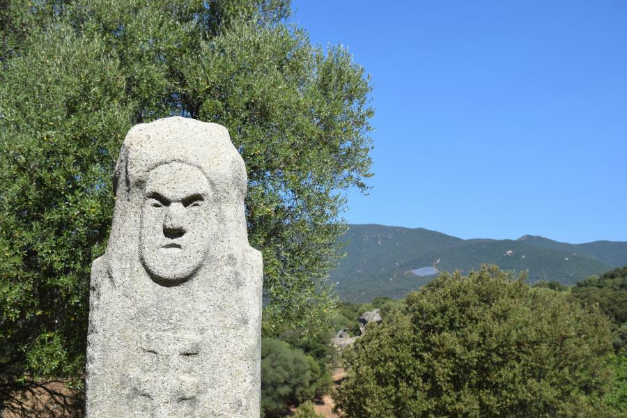 A kőszobrok a régi múltról árulkodnak