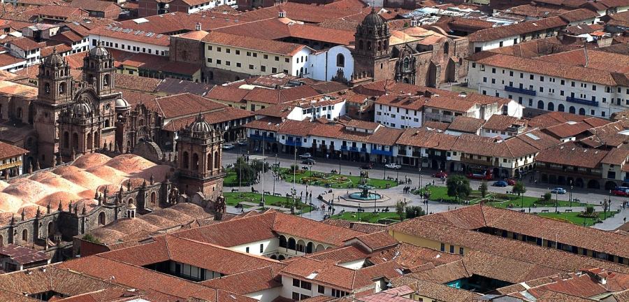 Cuzco fő tere csodás épületekkel van körülvéve