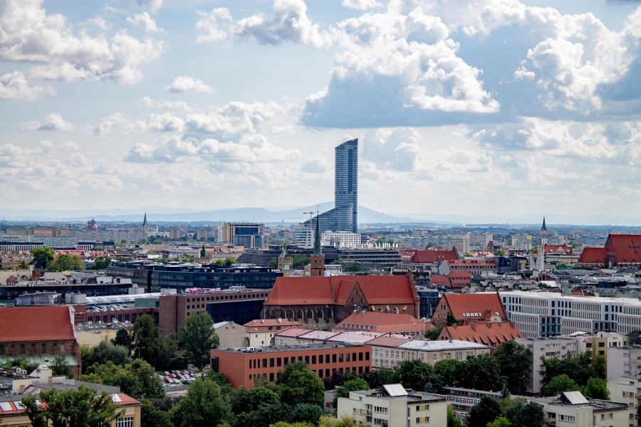 A kilátótorony kiemelkedik Wroclaw látképéből