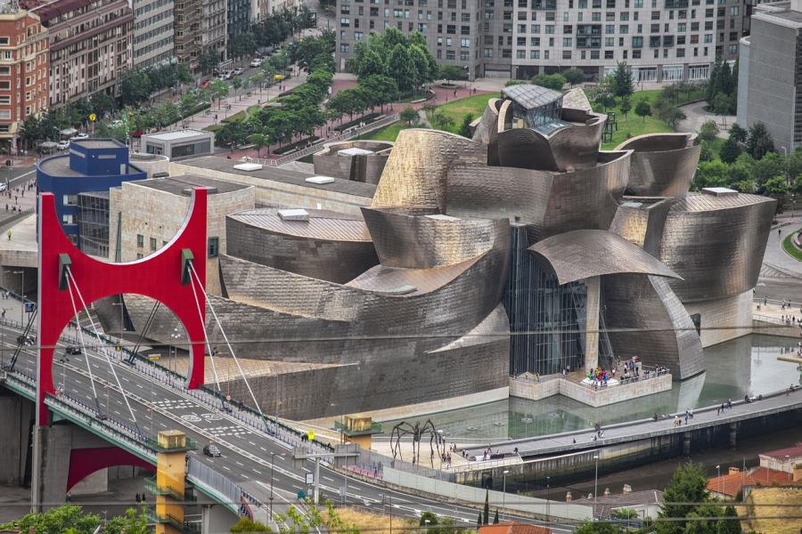 Bilbao leghíresebb épülete a Guggenheim Múzeum