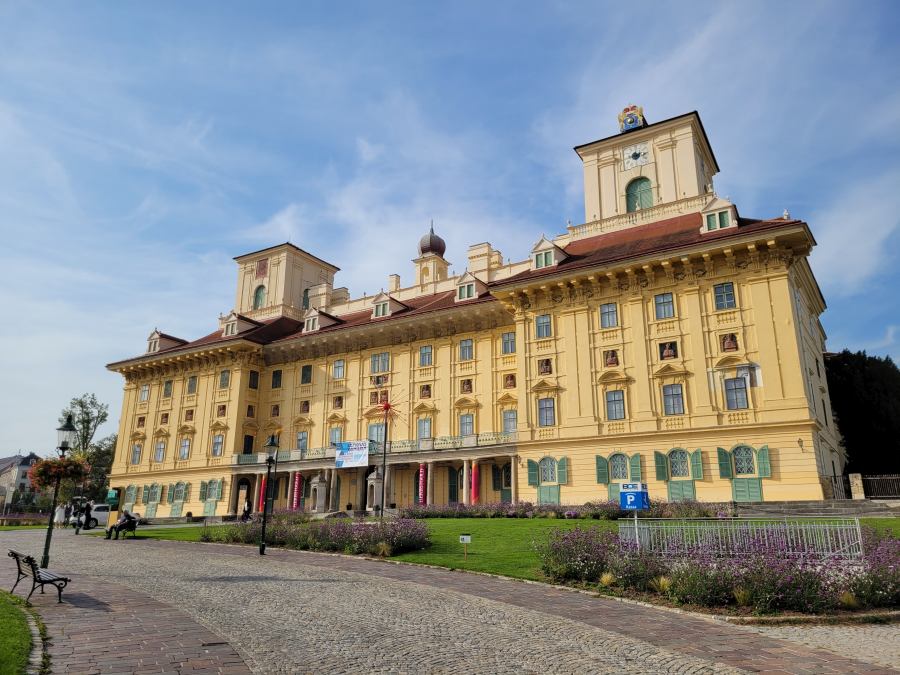 A város belvárosában található az Esterházy-kastély