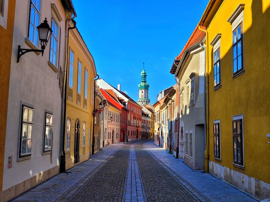 A város a mellette lévő hegyvidék ideális a kiránduláshoz
