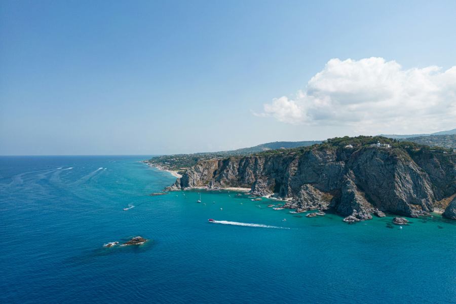 A partja sziklákkal szegélyezett