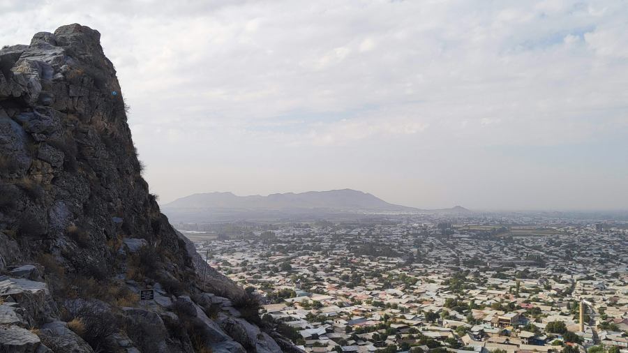 Az Osh fölött emelkedő hegy szent helynek számít