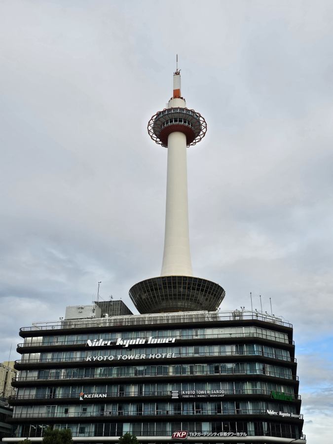 A pályaudvar mellett emelkedik a kilátó