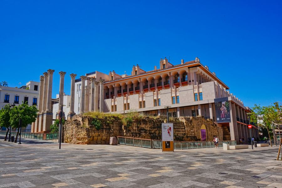 Érdekes látvány az új épület mellett