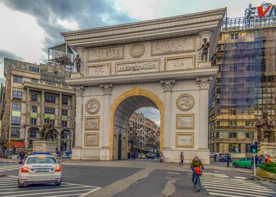 A kapun történelmi események láthatók