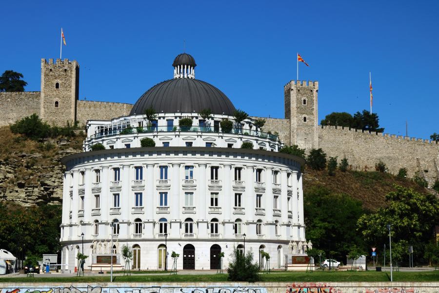 A belváros felett emelkedik